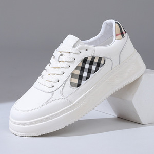 Chaussures de sport décontractées polyvalentes pour hommes, en cuir véritable, avec empiècements blancs, semelle épaisse et souple, collection Printemps 2026 - Product Image 1