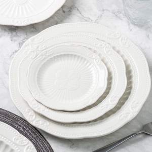 Ensemble d'<span class=keywords><strong>assiettes</strong></span> à dîner en céramique gaufrée de luxe, <span class=keywords><strong>assiettes</strong></span> blanches élégantes de style vintage pour les banquets de mariage et les dîners à domicile - Product Image 1