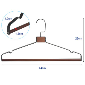 Neuheiten Natürlicher Buchenholz-Kleiderbügel mit Metallstange und Holz-Hosenstange - Product Image 2