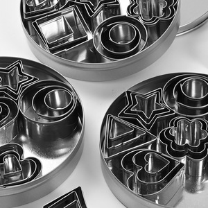 Juego de cortadores de galletas de acero inoxidable, 21 piezas, con forma de corazón, estrella, flor, cuadrado y redondo, en caja metálica, herramientas para hornear galletas, fondant y frutas. - Product Image 2