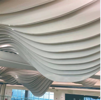 Panneau de porte et de plafond architectural moderne en alliage d'aluminium ondulé 3D, ignifuge et étanche, fabriqué en Chine, pour aéroports, hôpitaux et villas
