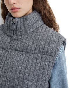 <span class=keywords><strong>Gilet</strong></span> en <span class=keywords><strong>maille</strong></span> torsadée gris pour <span class=keywords><strong>femme</strong></span>, collection Hiver 2026 – Haut sans manches chaud et texturé, cardigan décontracté haut de gamme pour superposition féminine - Product Image 3