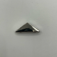 Plaques métalliques triangulaires écologiques anti-corrosion, quincaillerie haut de gamme pour la décoration d'uniformes, foulards et vêtements, commande en gros