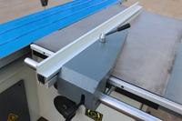 Scie à panneaux verticale automatique de haute qualité à bas prix avec table coulissante et moteur pour le travail du bois