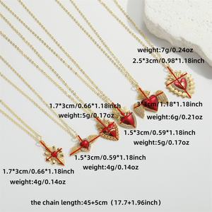 Collier avec pendentif Cœur Sacré émaillé rouge, bijoux religieux en or avec design ailes d'ange et couronne pour femmes - Product Image 2