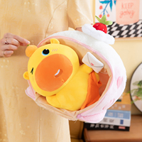Peluche convertible 2-en-1 en forme de gâteau roulé suisse, avec fermeture éclair qui s'ouvre pour révéler une poupée capybara en peluche à l'intérieur, idéale comme décoration ou cadeau d'anniversaire