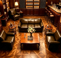 Collection de salon de cigares classique |   Canapé et fauteuils capitonnés en similicuir, table d'échecs ornée, bibliothèque et casier à vin, bar sur mesure