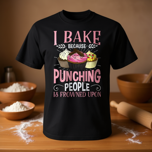 Camiseta con diseño de humor sobre repostería: Hago pasteles porque golpear personas es considerado inapropado - Product Image 3
