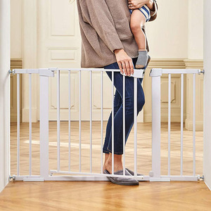 Barrière de sécurité <span class=keywords><strong>Amazoo</strong></span> en métal robuste, extra large, à fermeture automatique, pour portes, escaliers, bébés, enfants et animaux domestiques, blanche, écologique et tendance - Product Image 2