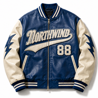 Blouson universitaire en cuir personnalisé pour homme, corps bleu, manches crème, avec patch en chenille, numéro appliqué, manches à motif éclair, style baseball