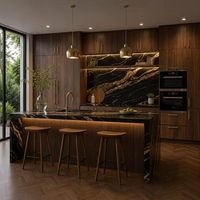 Fabrication sur mesure d'armoires de cuisine vertes modernes en contreplaqué, cuisine modulaire avec plan de travail en pierre frittée