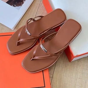 Sandales d'été en cuir pour femme, tongs à décoration métallique, semelle en caoutchouc, chaussures de marche confortables pour l'extérieur - Product Image 1