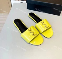 Vente en gros de tongs de créateurs en cuir verni de haute qualité pour femmes, tendance estivale, luxe, marque célèbre, pantoufles pour femmes