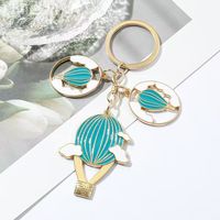Lot de porte-clés personnalisés en forme de montgolfière bleue, breloques nuage émaillées, anneau en métal doré, souvenir de voyage personnalisé, vente en gros