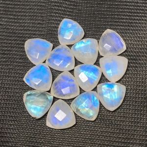Piedra lunar natural facetada con forma de trillón AAA +, piedra preciosa cortada a cuadros de un lado para la fabricación de joyas - Product Image 2