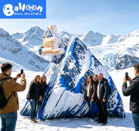 Modèle de montagne enneigée réaliste gonflable sur mesure, pour la décoration d'expositions de produits de montagne en plein air sur le thème de l'hiver