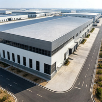 Entrepôt en structure acier robuste avec isolation par panneaux sandwich pour le stockage de véhicules et d'équipements, fourni par un fabricant chinois