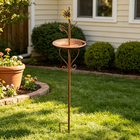Moderne minimalistische koperen metalen vogelvoeder met parapluvormige bovenkant voor buiten, tuin en terrasdecoratie