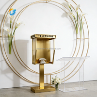 Cabine téléphonique pour événements avec livre d'or audio, idéale pour mariages, fêtes et décoration de toile de fond