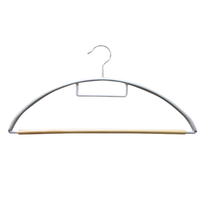 Perchero Metálico Plateado Antideslizante para Ropa, Diseño Minimalista Curvo, para Habitaciones de Hotel - Product Image 1