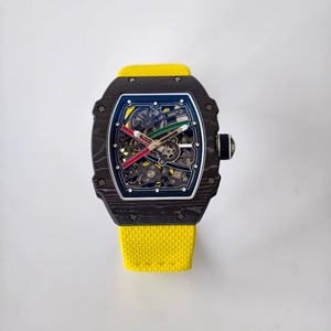 Reloj mecánico personalizado de alta calidad con movimiento Vacheron Constantin, esqueleto de carbono blanco y detalles amarillos. - Product Image 3