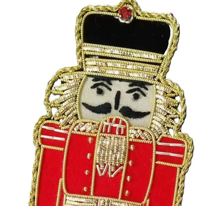 Adorno navideño de primera calidad, cascanueces con abrigo rojo, decoración de cascanueces bordada en oro, fabricante. - Product Image 1