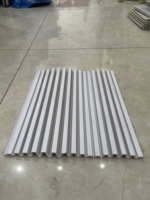 Prix de gros, revêtement mural décoratif en bois-plastique composite multicolores, panneaux muraux en PS de taille personnalisée