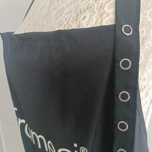 Mantella da Barbiere Vinnie con Logo Personalizzato Stampato <span class=keywords><strong>in</strong></span> Poliestere Impermeabile Antistatico per Barbiere, Caffè, Ristoranti e Parrucchieri - Product Image 4