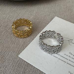 Bague rétro en argent pur S925, petite fleur, design creux, avec incrustation tendance, luxe léger, bague à la mode pour la vente en gros - Product Image 1