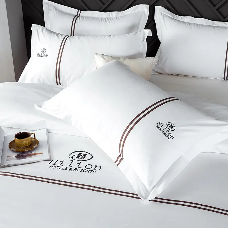 Juego de ropa de cama con logotipo bordado para Hotel, edredón blanco 100% algodón, fabricante de servicio de una sola pieza