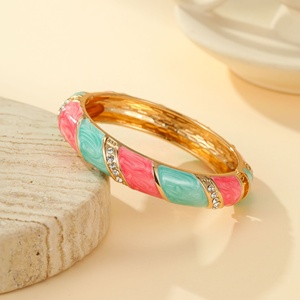กำไลข้อมือโลหะผสมเคลือบสีแบบสองชิ้นประดับเพชร ดีไซน์หยดน้ำมันสีสันสดใส ไม่ซีดจาง ทันสมัยและสไตล์เรโทร - Product Image 2