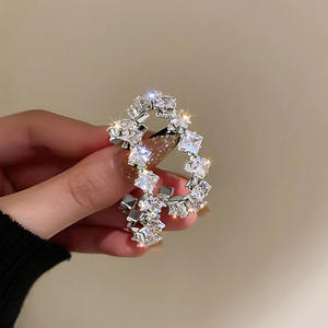 Bague Éternité en Or Blanc E3216 avec Diamants Taille Princesse Sertis Pavé, Style Glamour pour Femme, Idéale pour Fiançailles - Product Image 3