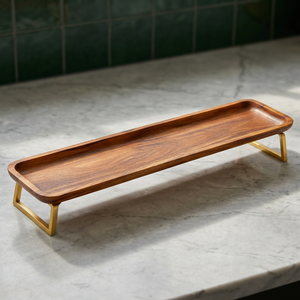 Plateau de service rectangulaire en bois avec support en métal doré, design minimaliste, vaisselle et assiettes en bois massif - Product Image 1