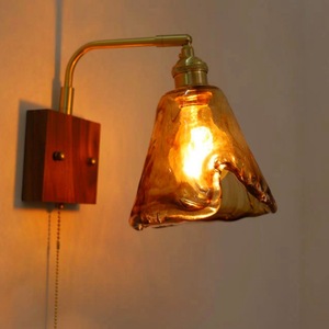 Lámpara de pared vintage de cobre y nogal con interruptor de cadena, LED, para mesita de noche, escalera, balcón, hotel, estilo minimalista, para dropshipping en Shopify. - Product Image 5