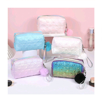 Pochette cosmétique holographique laser personnalisée avec logo, brillante et irisée, avec pompon en fourrure, pour femmes, pour le voyage et le rangement