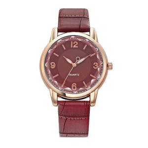 Montre à quartz pour femme avec cadran bicolore, bracelet en cuir élégant et raffiné - Product Image 2