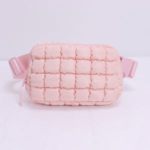 สายสะพายไนลอนแบบปรับได้สำหรับกระเป๋าคาดเอวแบบควิลท์  กระเป๋าพัฟฟี่ลายตัวอักษร  ปิดด้วยซิป  กันน้ำ สำหรับทุกเพศ - Product Image 2