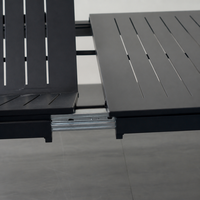 Table à manger extensible noire mate avec plateau à lattes croisées pour terrasse, jardin, cour arrière et divertissements en plein air