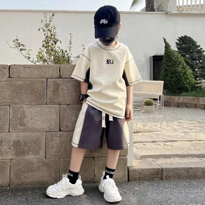 Conjunto de Verão para Meninos 2026 Novo Kit Casual Esportivo de 2 Peças para Crianças Grandes, Camiseta de Manga Curta com Estampa de Letras em Algodão, Atacado, Roupas Combinando para a Família - Product Image 4