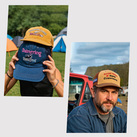 Gorra Trucker Personalizable de 5 Paneles, Moderna, de Malla, con Dos Rayas y Logotipo Bordado en 3D, para Uso en Exteriores