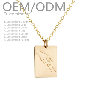 Collier personnalisé gravé <span class=keywords><strong>Maman</strong></span> et enfant tenant la main, résistant à l'eau et à la transpiration, en acier inoxydable, cadeau pour la mère - Product Image 1