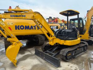 Mini-pelle hydraulique Komatsu PC40MR d'occasion fiable et authentique, avec lame de bulldozer pour projets de canalisations et rénovation de cours - Product Image 1