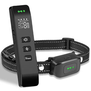 Collar de entrenamiento para perros con control de ladridos inteligente, dispositivo de entrenamiento remoto a prueba de agua, plástico negro con V-Boost y ajuste de volumen - Product Image 1