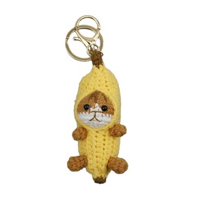 Porte-clés en peluche tricotée mignonne en forme de loutre tenant une poisson, poupées amigurumi faites à la main, jouets animaux en tricot et crochet, poupée loutre porte-clés - Product Image 5