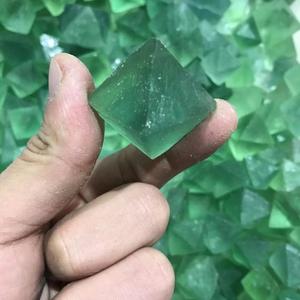 Vente en gros de pierres hexagonales en fluorite verte naturelle, sculptées à la main, pierres brutes, pierres de guérison, décoration d'intérieur, fête des mères - Product Image 2