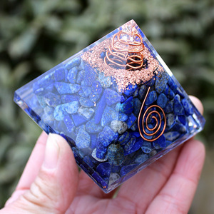 Pyramide en résine époxy avec copeaux de cristal de Lapis Lazuli, ornement décoratif pour la maison et le bureau, objet de collection - Product Image 2