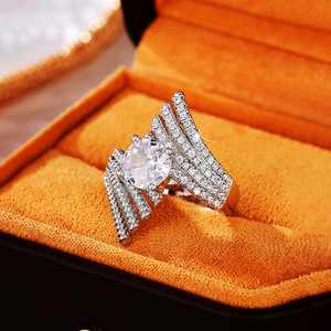 Anello Offset a Forma di Ala d'Angelo per Donne, Gioiello da Dito di Lusso e alla Moda - Product Image 3