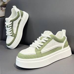 Zapatillas de deporte de malla de tela blanca informales y transpirables para hombre, zapatos deportivos de suela gruesa antideslizantes con cordones para adolescentes - Product Image 1