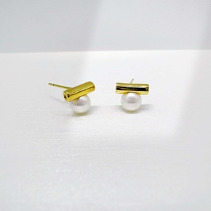 Venta al por mayor de pendientes pequeños de perlas en plata de ley 925 y oro de 14k, únicos, estilo coreano, minimalistas, para mujer, ideales para las vacaciones de verano. - Product Image 3