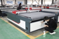 Machine de découpe automatique de tissu multicouche pour les composants de base des tissus d'habillement inclus